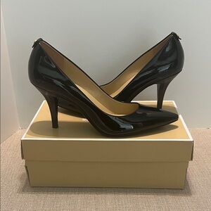 Michael Kors Shiny Black Pumps